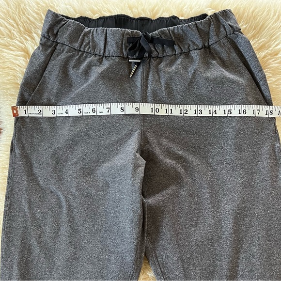 Lululemon Cropped Pull-on Pants in Dark Gray. Size 6 - Picture 3 of 8